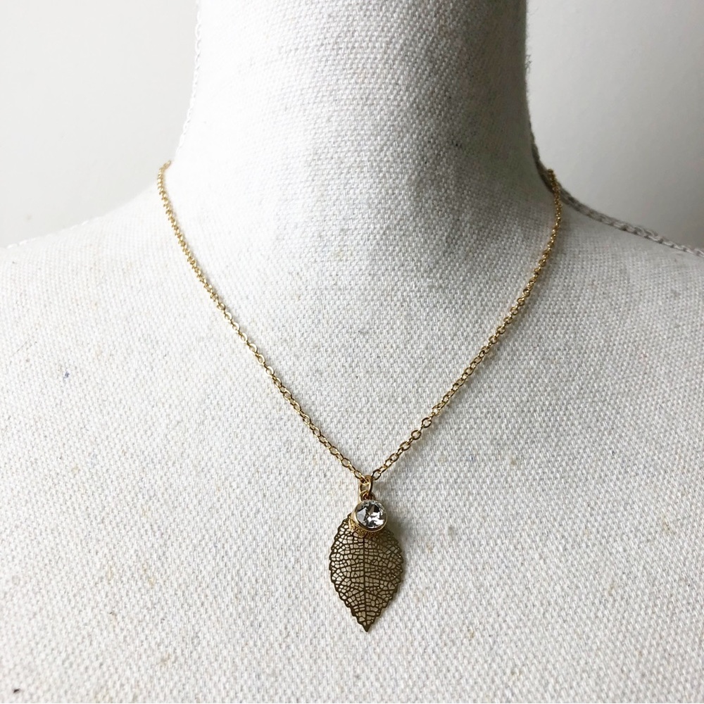 LBVYR Gold Tone Leaf Pendant Necklace with Jewel